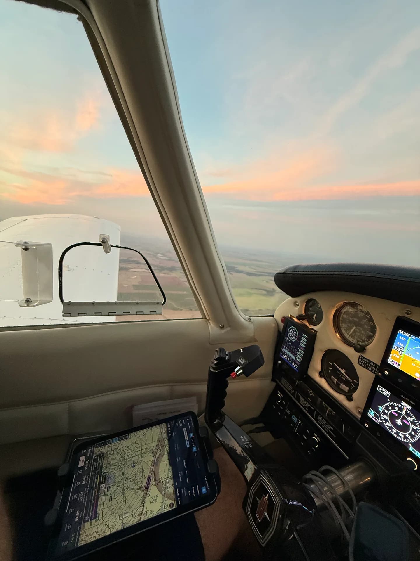iPad in a FlightPro leg-strap holder resting on the pilot’s thigh beside the yoke